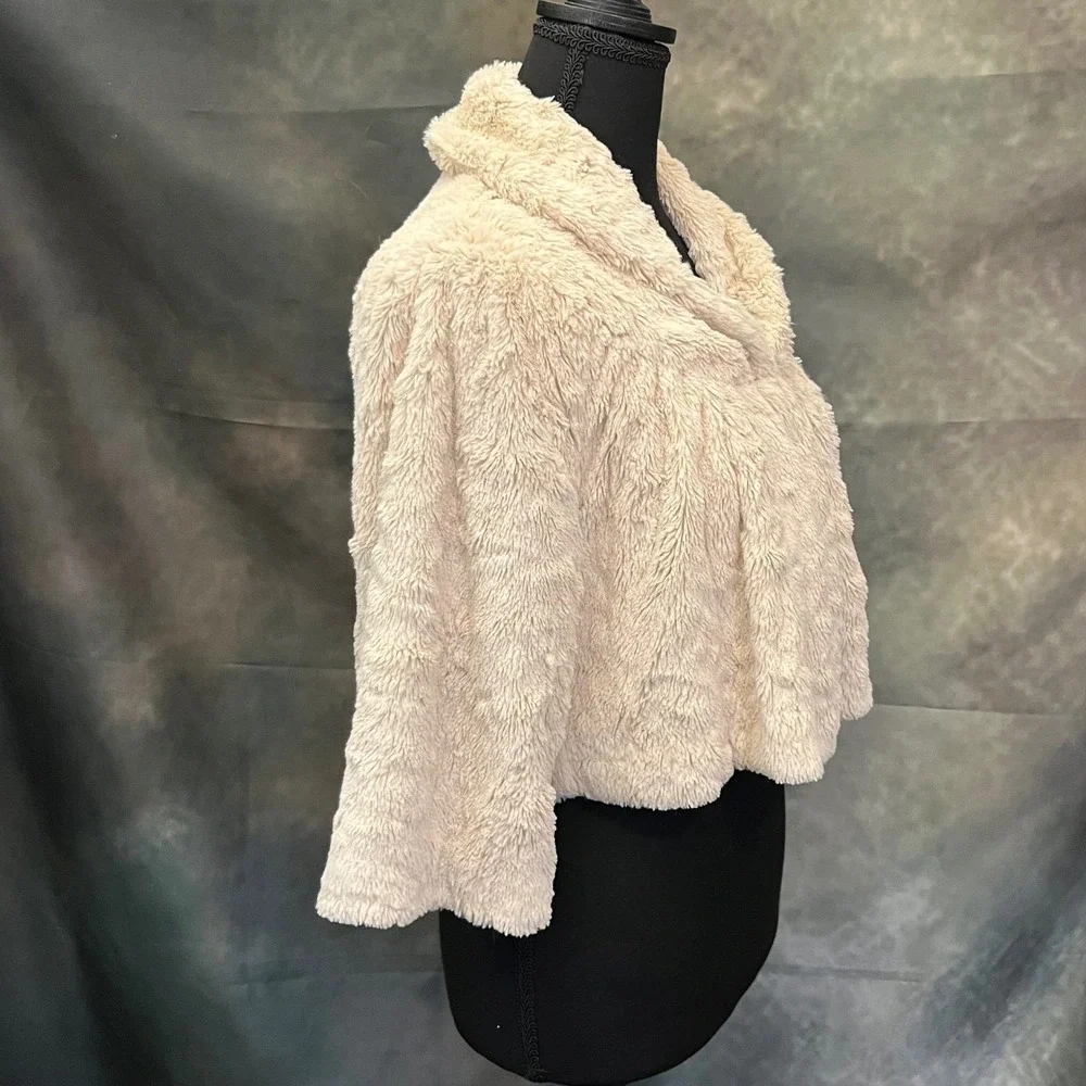 CAbi‎ Alpine Shrug Cream Fuzzy Cropped Jacket Shawl Collar 3/4 Sleeve Size Small